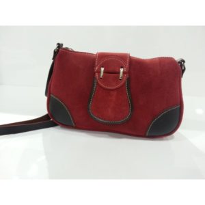 bolso-de-piel-vuelta-roja-y-detalles-en-piel